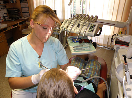 Stomatolog Renata Gałka w gabinecie dentystycznym w Wieliczce. Dentysta Wieliczka
